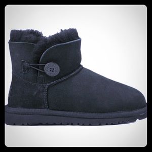 Short Bailey Bottom UGGs size 7